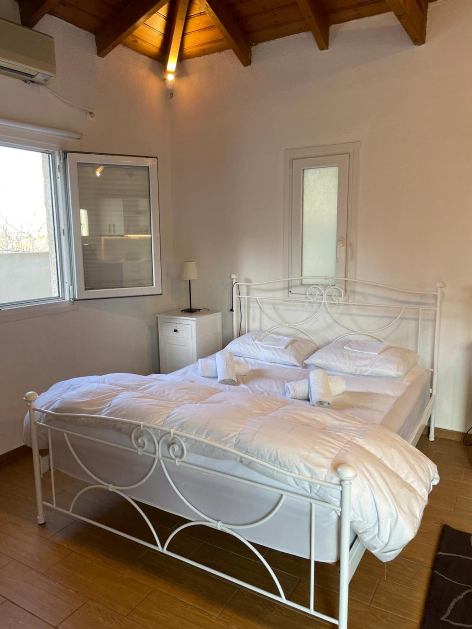 Pool Guesthouse Corinth Екстериор снимка
