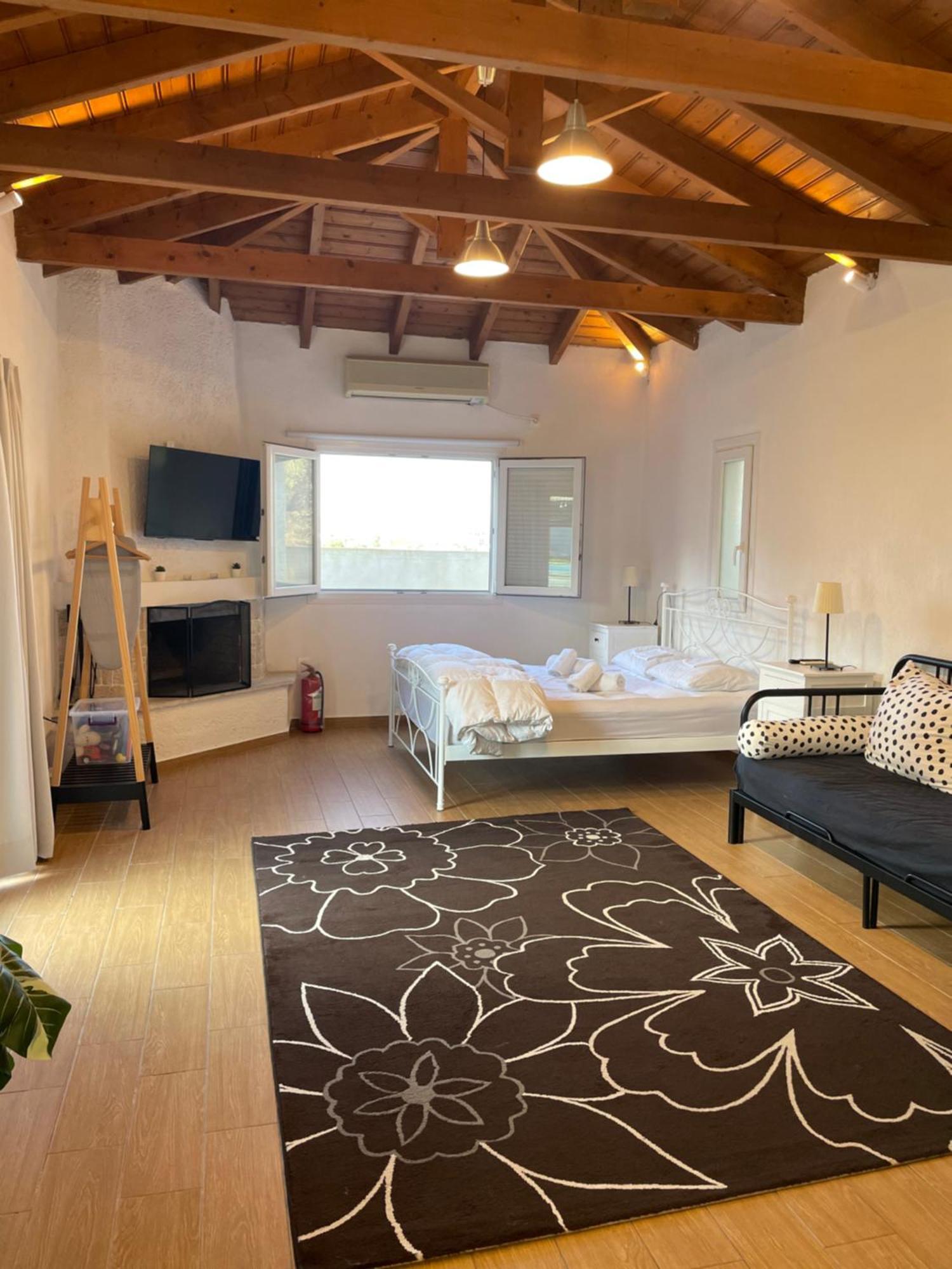 Pool Guesthouse Corinth Екстериор снимка