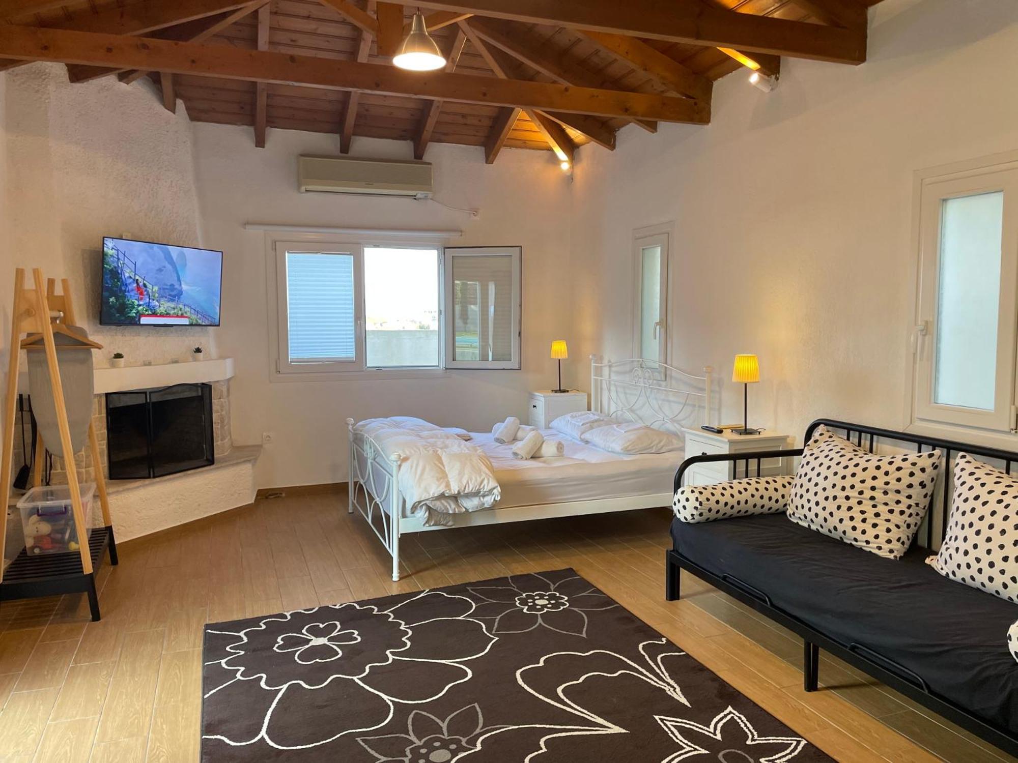 Pool Guesthouse Corinth Екстериор снимка