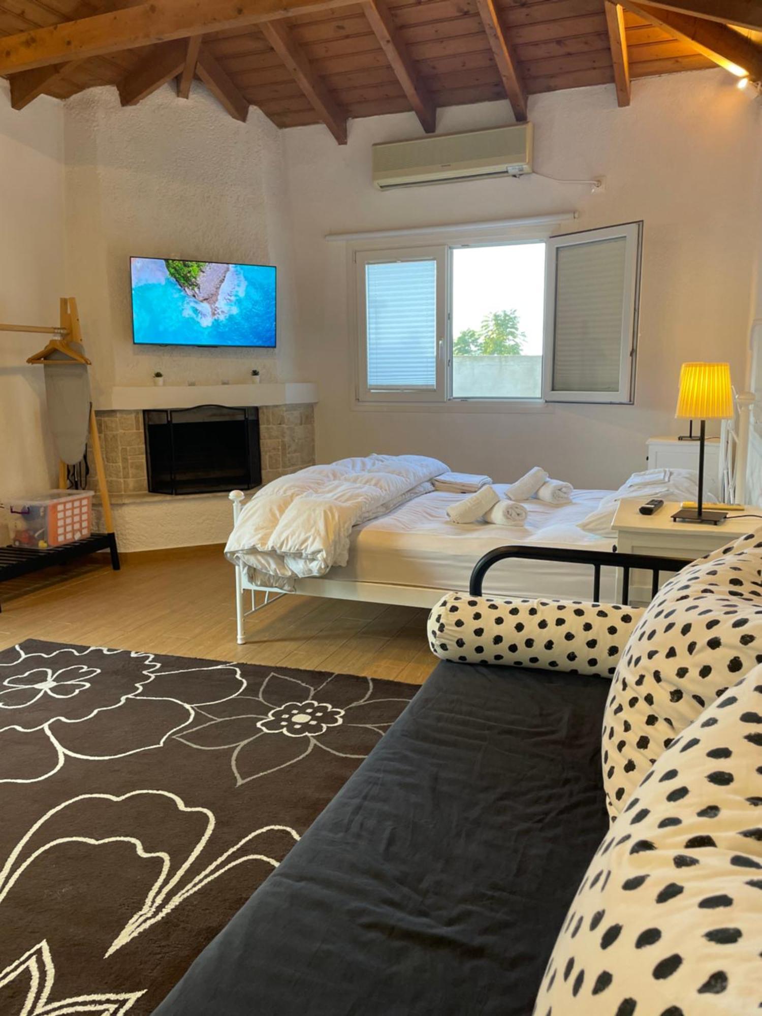 Pool Guesthouse Corinth Екстериор снимка